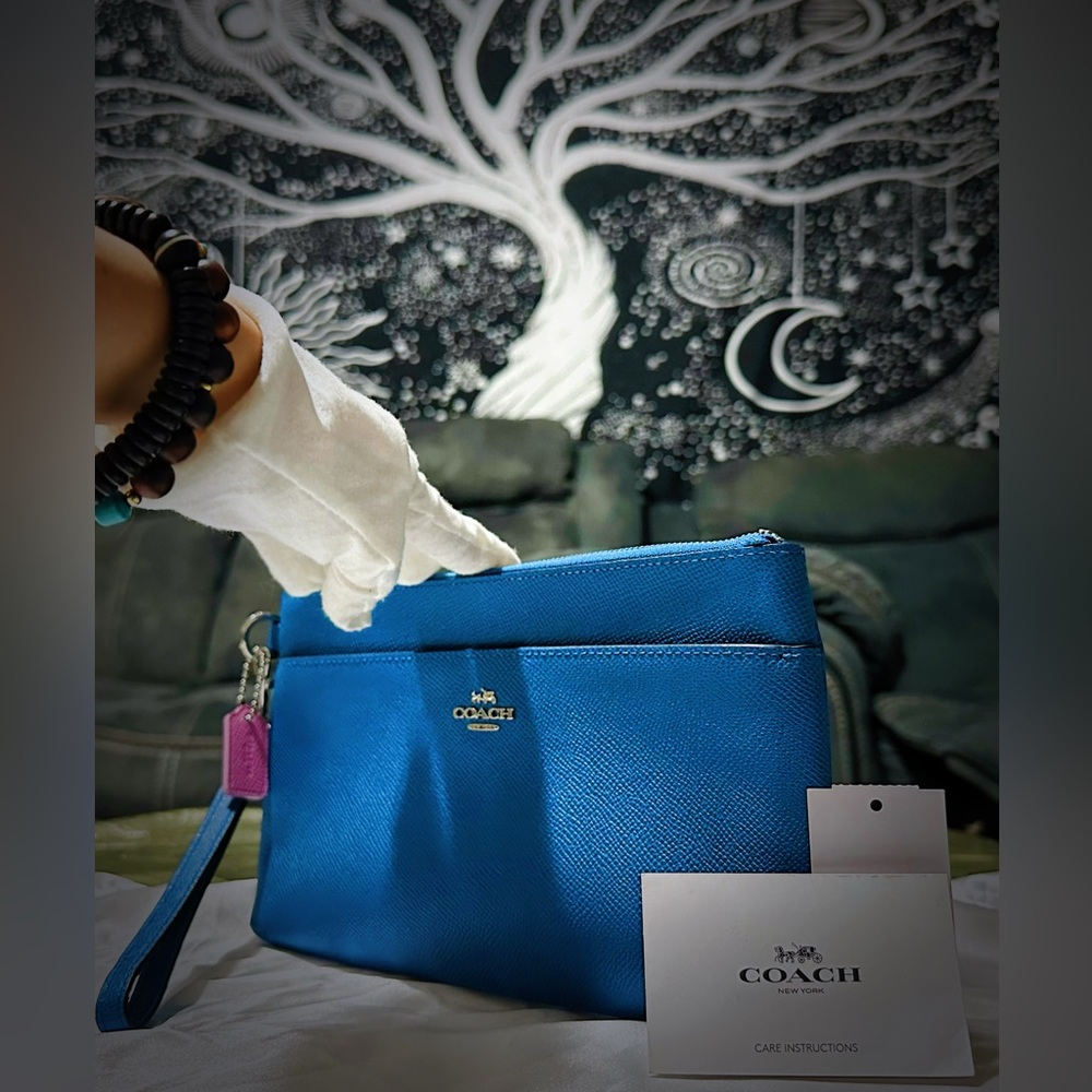 Coach Vibrant Blue Wristlet with Pink Accent new without tags - Picture 17 of 17